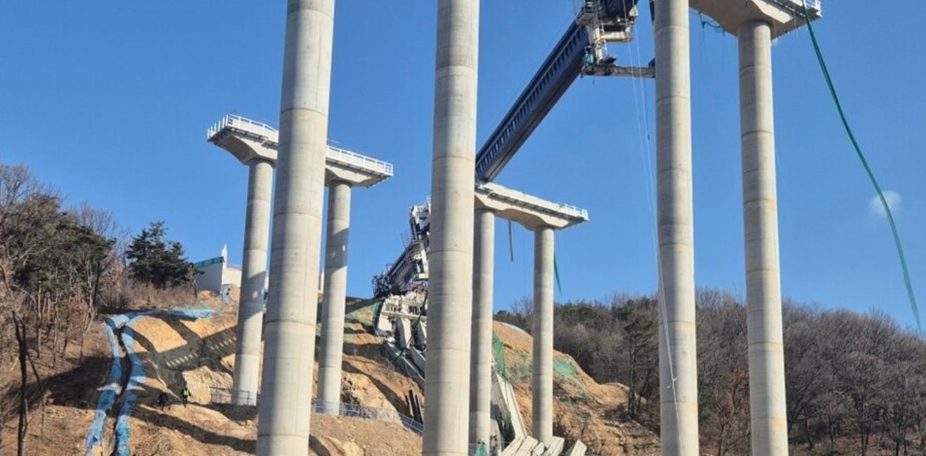 高速公路橋梁崩塌！至少8人被活埋「目前死傷人數曝光」