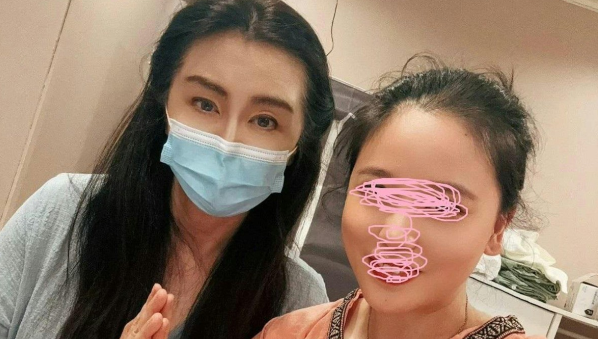 58歲王祖賢開店了！拍宣傳影片現身「一頭濃密黑髮」令人羨慕　放大一看「臉部僵硬、鼻子變形」