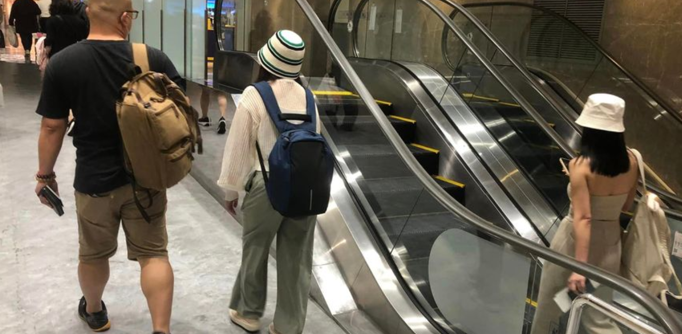 短到不行！路上出現「超迷你電扶梯」他疑惑有什麼用　內行人解釋「你以後也會用到」