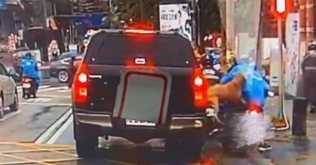 太衰！ 兇猛比特犬「自行開窗」跳車猛咬騎士　嚴重傷勢曝光「動保處出麪了」