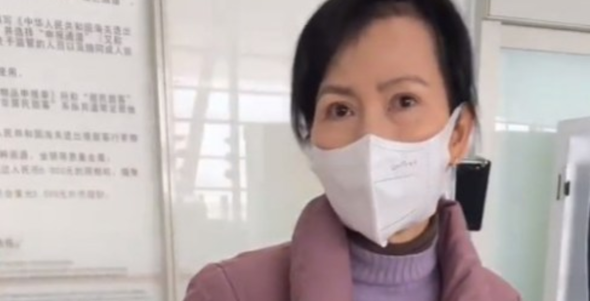 67歲資深女星「消失多年現身」！全身「破舊衣服＋垮佈包」令人心疼...